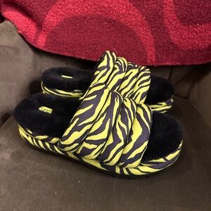 NWOT UGG Tiger Print Maxi Slide in Key Lime - Womens 11/Mens 9.5